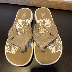 Clarks - size 6 flip flops